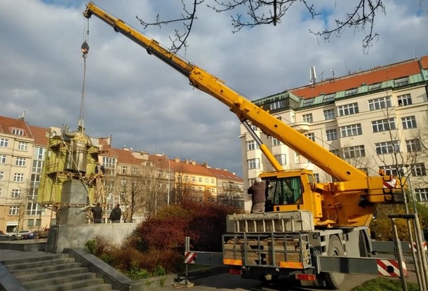  Староста Праги 6 Ондржей Коларж 3 апреля разместил в Facebook фотографии, на которых видно, как памятник снимают с постамента с помощью подъемного крана. Скульптуру перевезут в Музей памяти XX века.