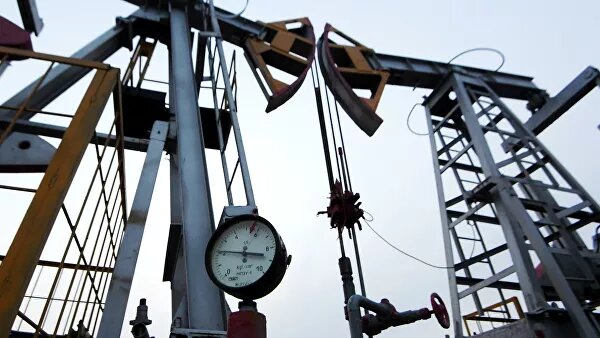  Российская валюта резко ускорила рост на фоне взлетевших цен на нефть, следует из данных Московской биржи.По состоянию на 17:43 (мск) курс доллара расчетами "завтра" упал на 1,7 рубля — до 73,27, курс евро — на 1,21 рубля, до 80,10. До этого доллар уже достигал 72,6 рубля, евро — 79,5 рубля, впервые с начала марта.Вчера, 14:26 СМИ узнали о планах США надавить на Россию в нефтяной войне Североморская смесь марки Brent в преддверии сегодняшней встречи ОПЕК+ по вопросу возможного сокращения добычи дорожает на 7,5% — до 35,3 доллара за баррель. Рублевый индекс Мосбиржи тем временем превысил 2,7 тысячи пунктов, а индекс РТС подрос на 4,68%, до 1166,8 пункта.