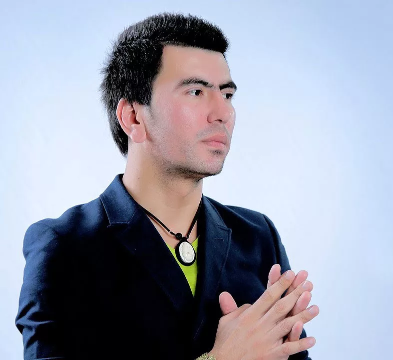 Взято на просторах Гугла. Узбекский певец.