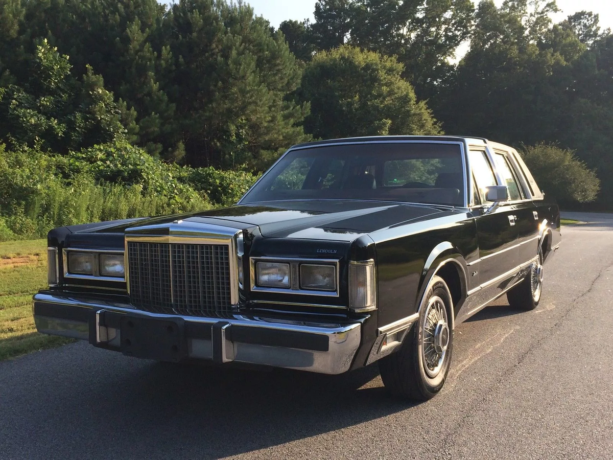 Машины 85 класса. Lincoln Town car 1986. Ford Lincoln. Линкольн автомобиль Town car. Lincoln Continental Town car 1986.