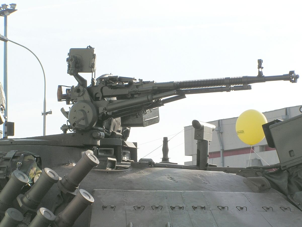 танк с пулеметом на башне
