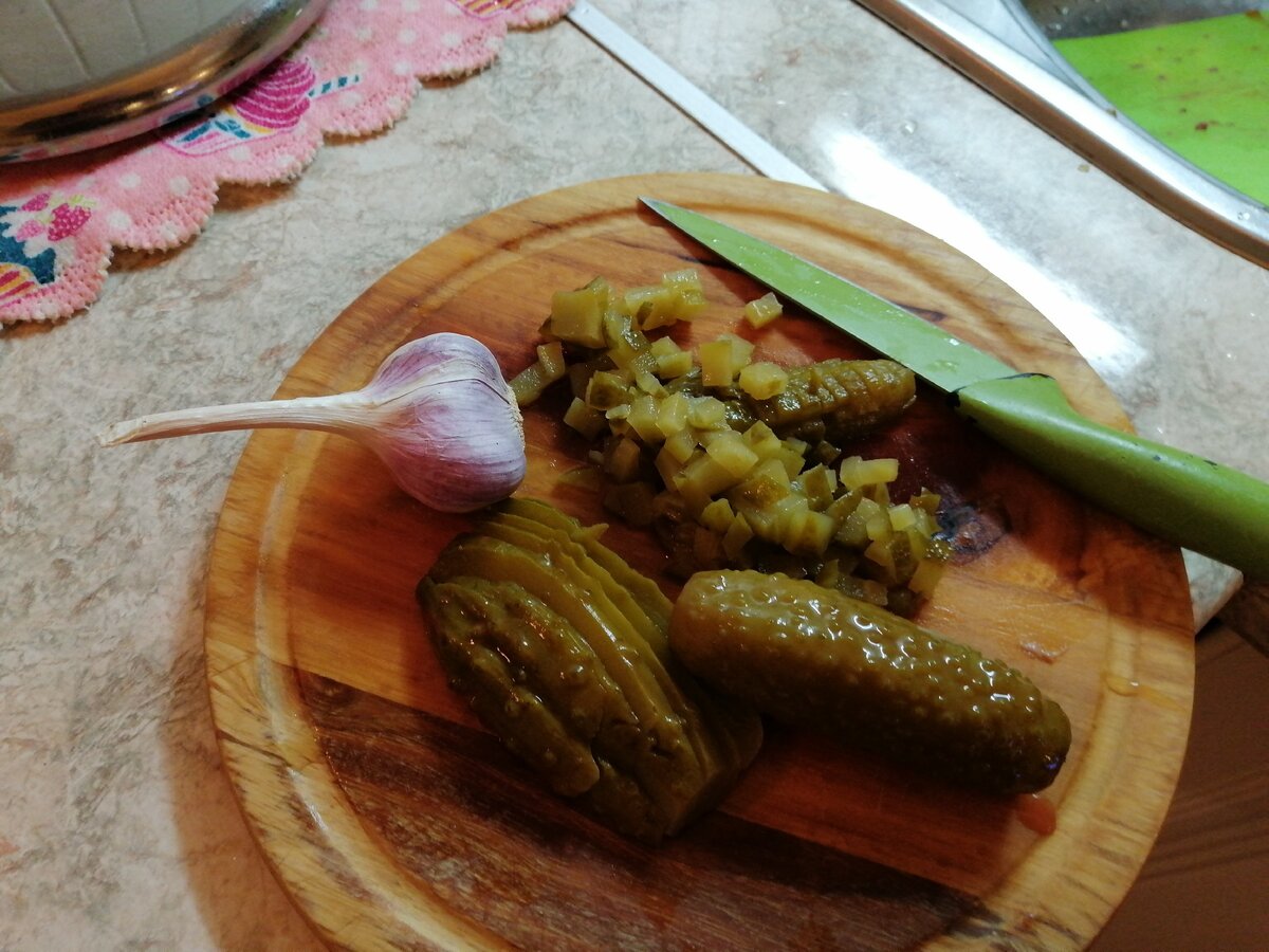 огурчики режем мелкими кубиками...