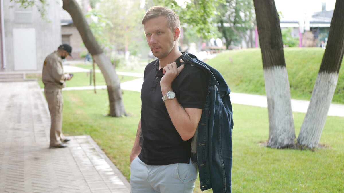 Куда катимся? Кругом одни бездельники вроде меня. 