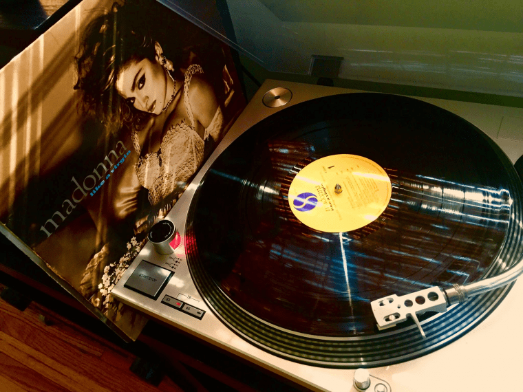 Пластинка Madonna - Like A Virgin (1984) в проигрывателе.