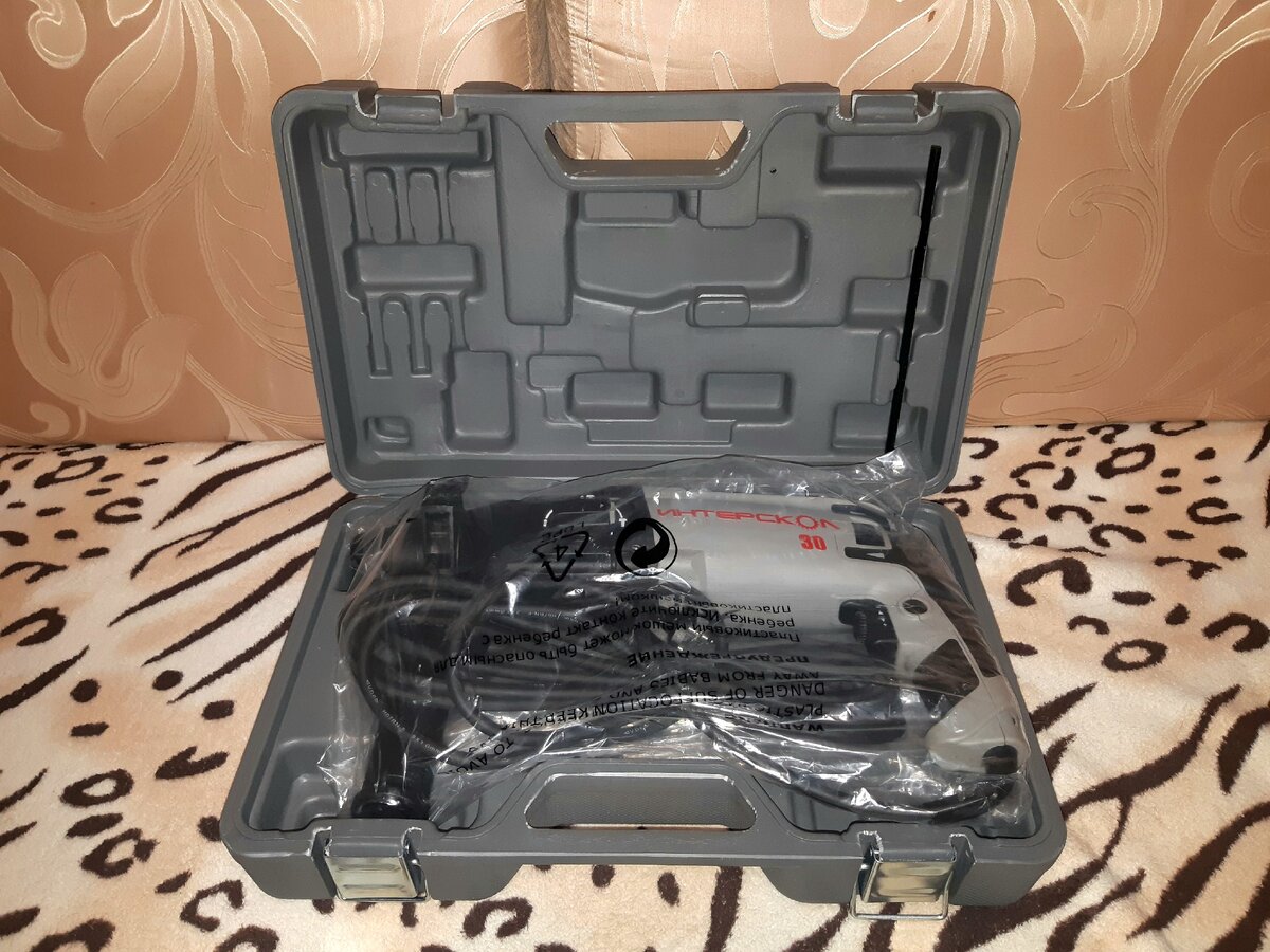 В коробке также имеется и инструкция с Гарантийником