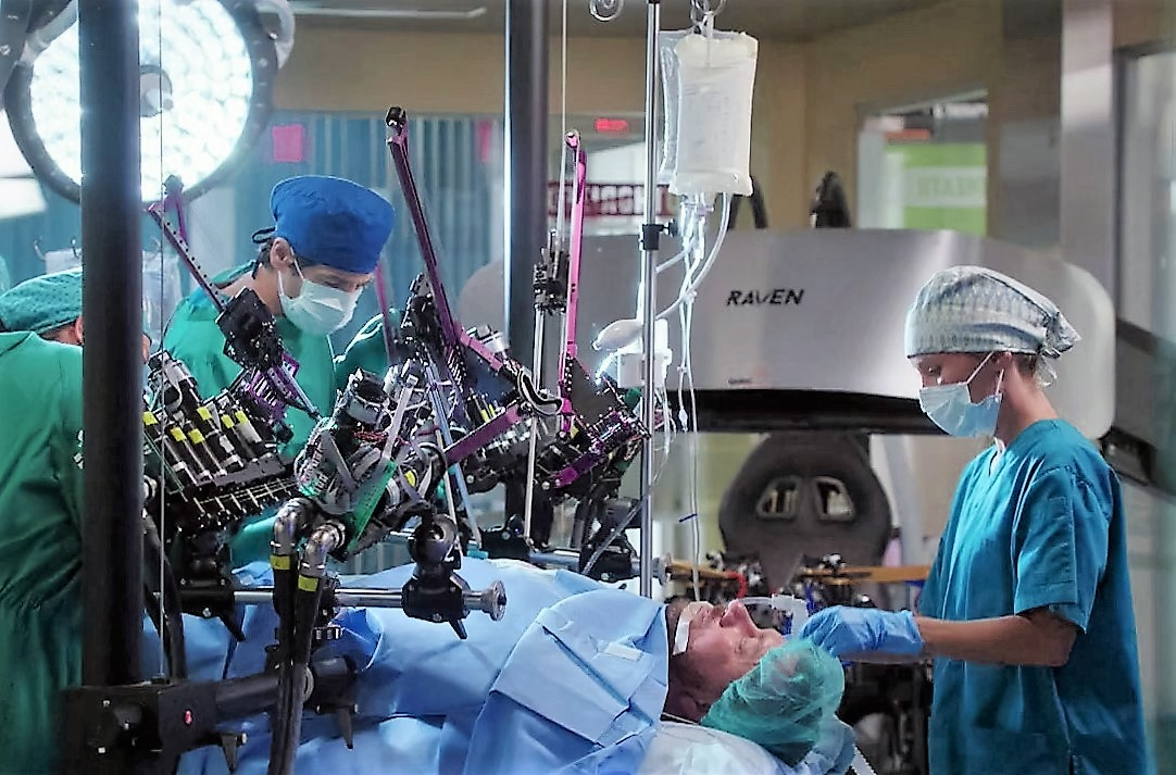 Робот делает операцию. Роботы в хирургии. Роботизированная операция. Роботизированная хирургия.