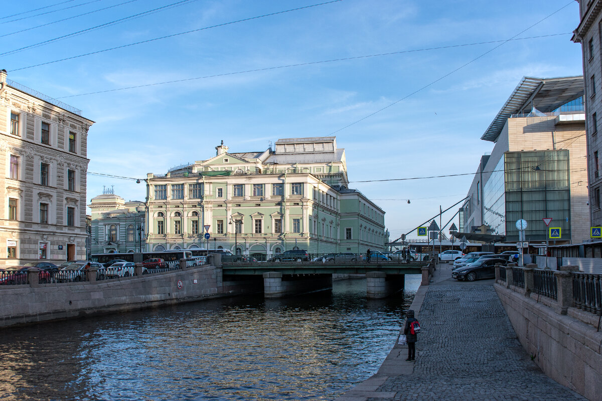 Историческое и новое здания Мариинского театра находятся на противоположных берегах Крюкова канала