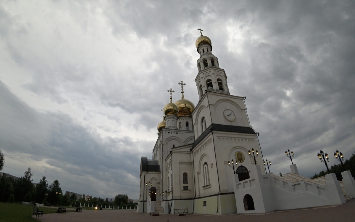 Спасо-Преображенский кафедральный собор рядом с Преображенским парком в Абакане.