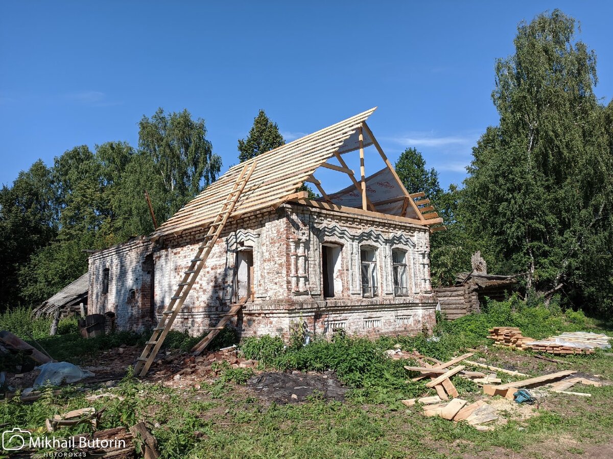 Продолжаем делать крышу над старинным деревенским домом. Приколачиваем  обрешётку | Вятский Хутор | Дзен