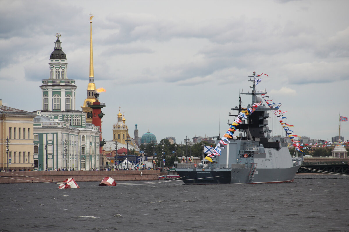 Военные корабли в акватории Невы накануне парада в честь дня ВМФ. Вид с Английской набережной.