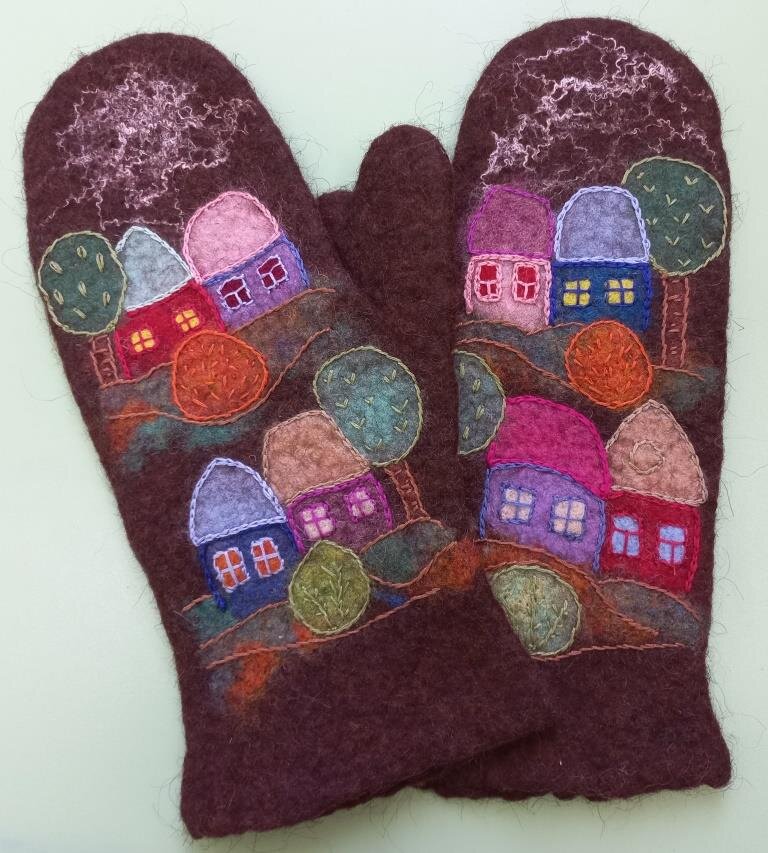 Мои валяные варежки "Осенние домики"