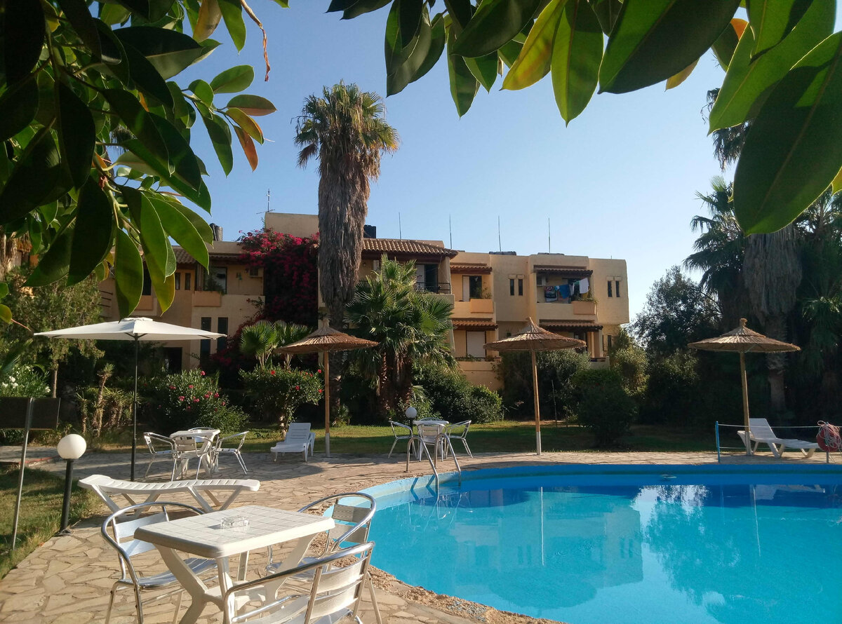 Отель Minoas Hotel в Амударе, есть балкон, кондей, душ, санузел, холодильник - все самое необходимое.