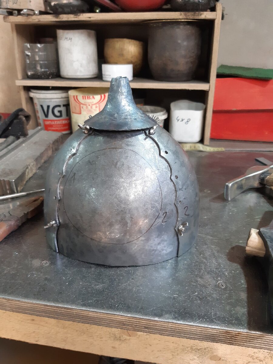 А потом придает ей нужную ему форму. "База" шлема готова