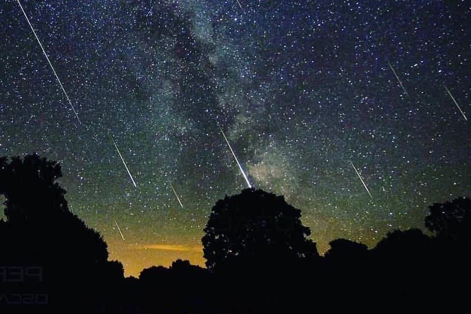 До какого числа звездопад в августе. Метеоритный поток ориониды. Метеорный поток леониды 1833. До какого числа звездопад в августе. Аквариды метеорный поток.