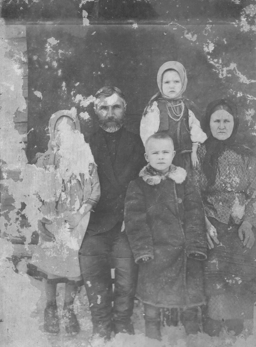 Дедушка и бабушка с внучатами. Мама стоит на лавочке. Личный архив.