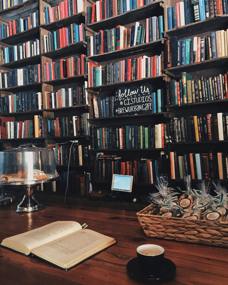 Источник фото: https://yandex.ru/images/search?from=tabbar&text=книги%20эстетика&p=1&pos=33&rpt=simage&img_url=https%3A%2F%2Fpbs.twimg.com%2Fmedia%2FCl1hmfuXIAAAqgP.jpg