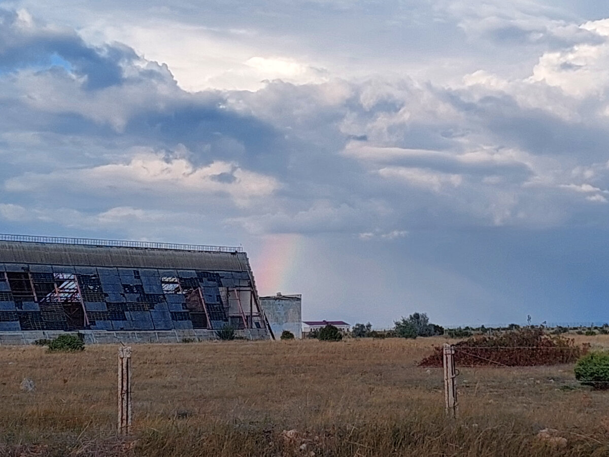 Пока шли, увидели в небе радугу
