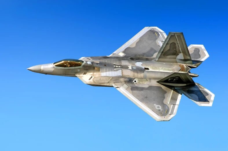 1/20 Lockheed Martin F-22 Raptorvaalaa / ShutterstockПервый истребитель пятого поколения - американский F-22 Raptor. Эта двухмоторная машина, управляемая одним пилотом, была введена в эксплуатацию в 2005 году, но ее производство прекратилось шесть лет спустя, в т.ч. из-за высокой стоимости, запрета на экспорт или задержек в строительстве новых китайских и российских истребителей, которые теоретически должны были составить конкуренцию Raptor.
