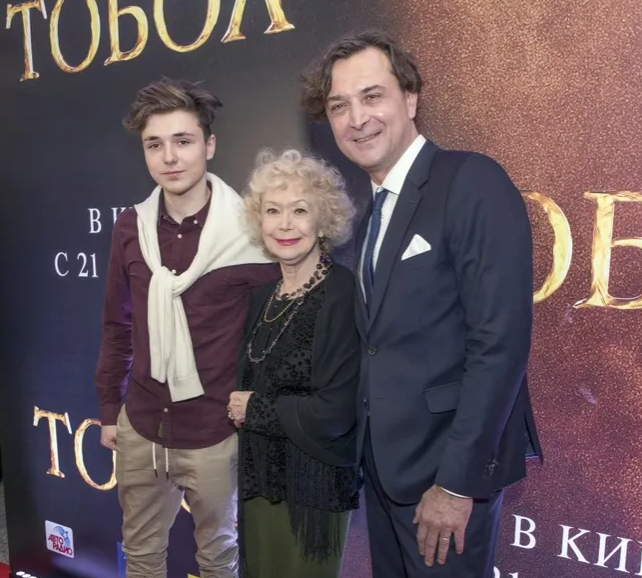 Светлана Немоляева с сыном и внуком