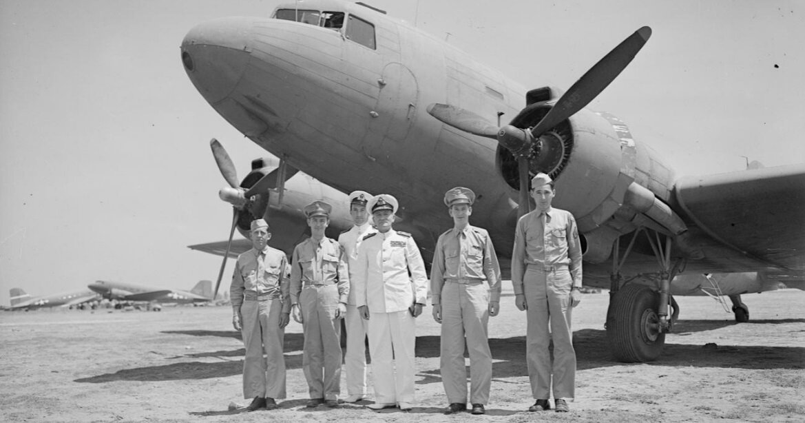 Адмирал Джон Кеннингхем на аэродроме, 1944 год.