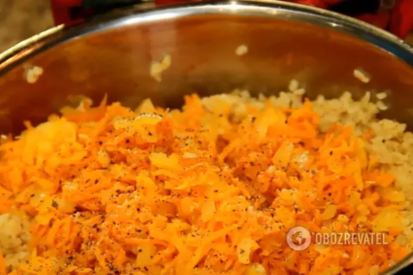 В кастрюлю выкладываем поджарку