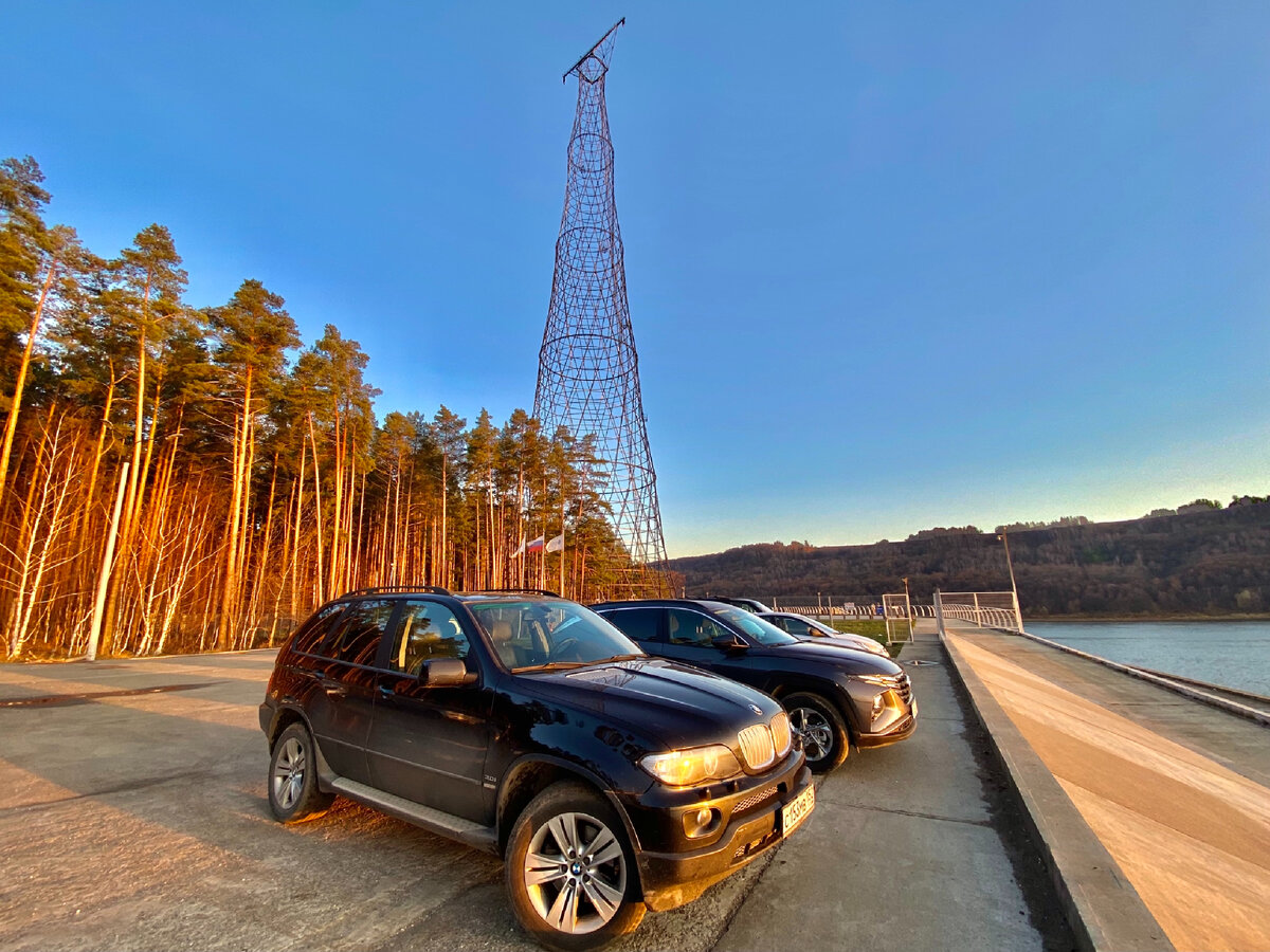 Вид на Шуховскую башню на Оке с парковки. Фото автора