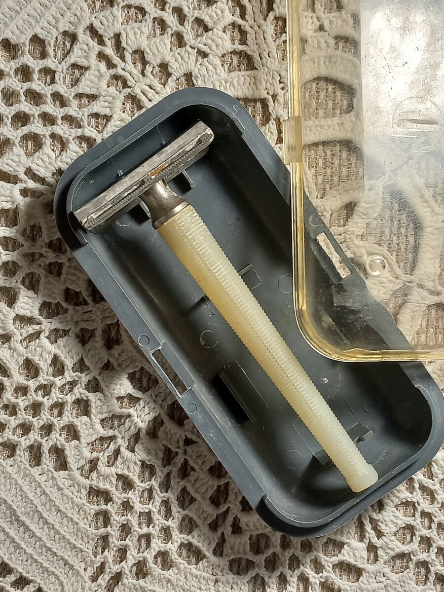 Советская бритва в коробочке -СССР, начало 80-х. Фото автора