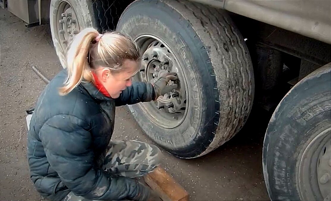 Девушка и грузовое колесо