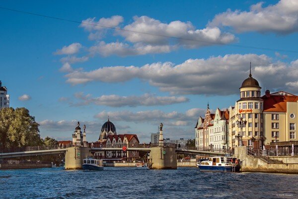 Смену погоды, времени года ... и вообще чего угодно прекрасно ощущает  каждый, если конечно не занят бесконечным отслеживанием чего-то на  экране, без которого уже и не представляешь себе эту смену ) ... С  Наступающим Новым Годом! ...    

Калининград ...   

  