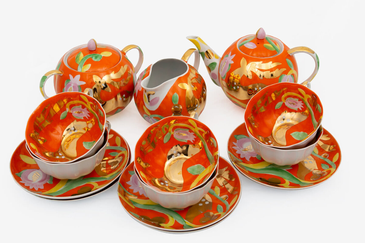 Пётр Леонов (роспись). Серафима Яковлева (форма «Тюльпан», 1936). Сервиз «Золотой олень». 1964–1968. Дулёво. Аукцион «Искусство. Творчество. Ремёсла». Источник: ru.bidspirit.com