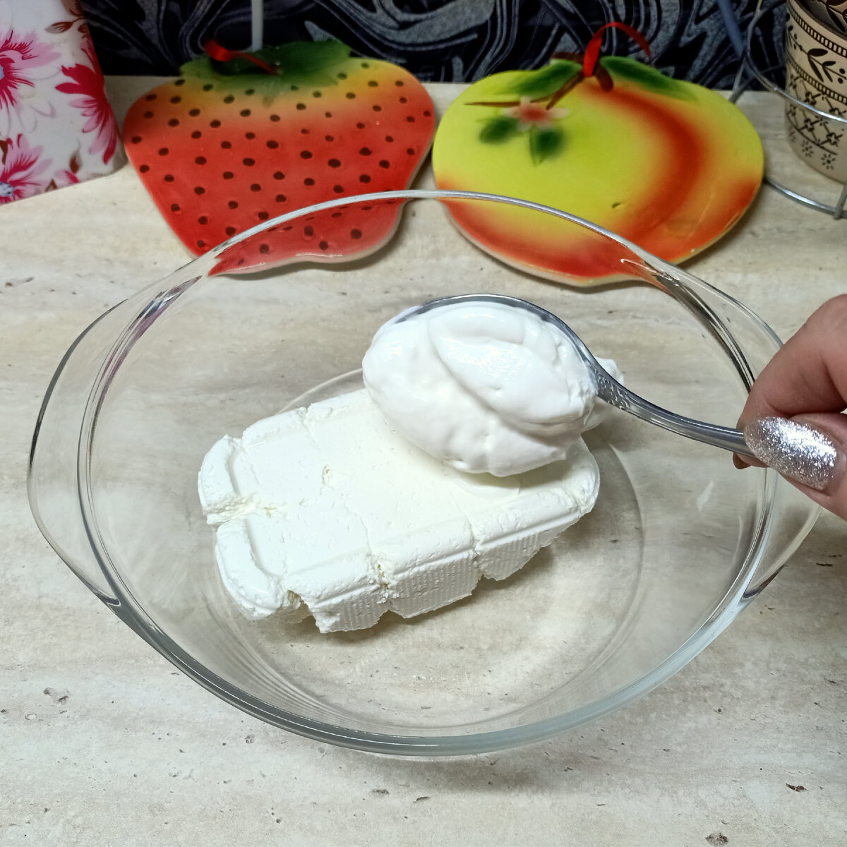 в творог кладем сметану