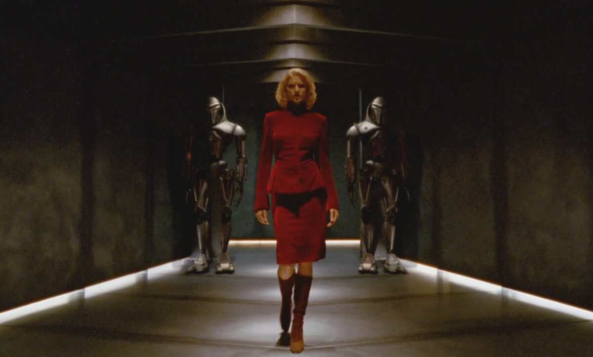 Сайлоны бывают разные, даже прекрасные. Кадр из сериала "Звёздный крейсер "Галактика".