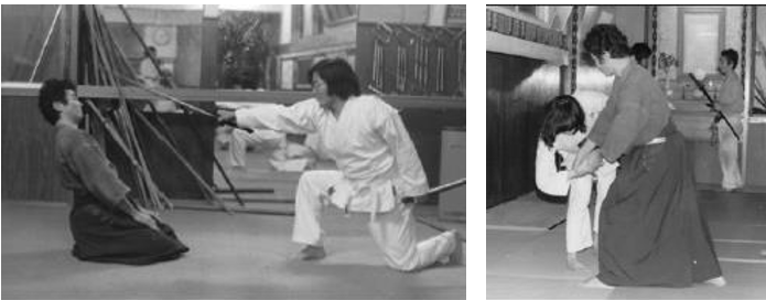 Хига Киёхико демонстрирует уход от удара мечом (слева) и технику тэ с использованием нажатия на точки (справа, ассистент – его сестра Хига Рэйко)