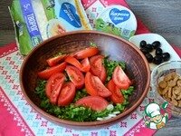     К зелени добавить дольки помидоров и нарезанные маслины.