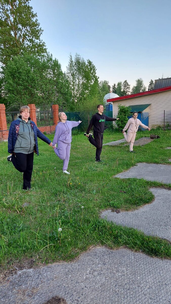 Комплекс оздоровительных лечебно-профилактических упражнений (шея-плечи -спина-колени) на траве, на свежем воздухе