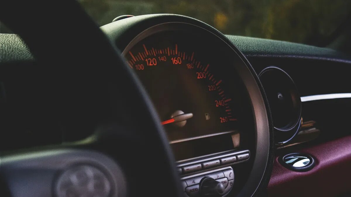 Без кнопки ЭРА-ГЛОНАСС нельзя зарегистрировать авто в ГИБДД. Фото: pxfuel.com 