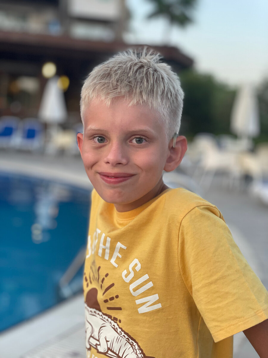 Внешняя часть - речевой процессор, спереди виден только крючочек - «рожок». Он почти прозрачный