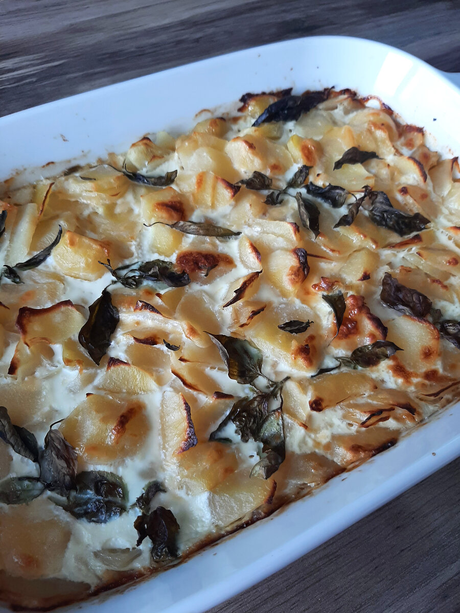 Запеканку (картофельный гратен) лучше делать в красивой форме, чтобы сразу в ней подавать к столу. 