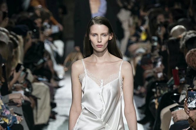     Платье-комбинация: как носить и с чем сочетать