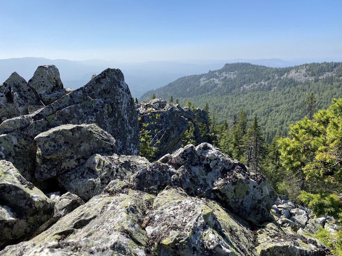 Гора Пески. В дымке хребет Нурали. Справа гора Увал. Август 2022