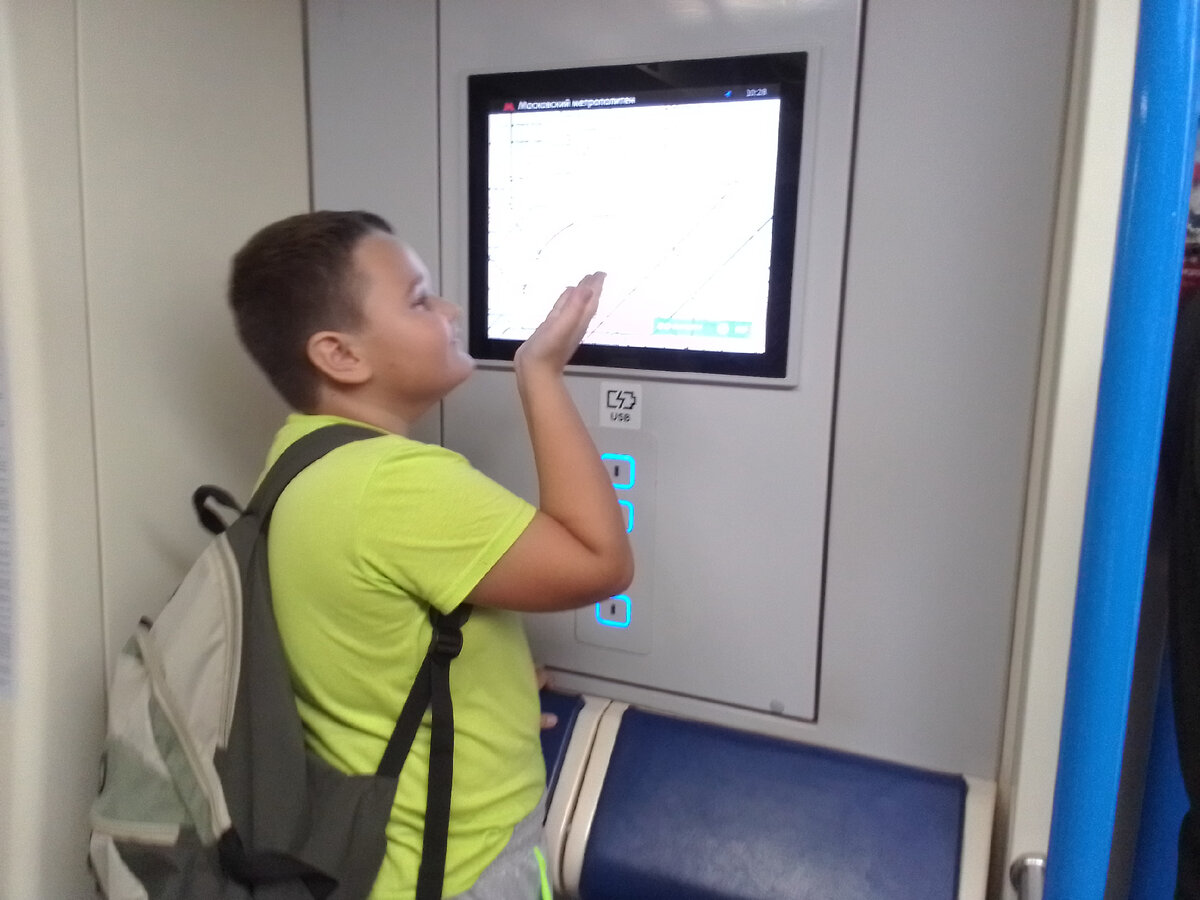 Сыну очень понравились новые вагоны в метро, как и мне, впрочем. Для меня это тоже было вдиковинку. Трамваи, проезжавшие на ВДНХ меня тоже удивили: с двумя "гармошками". 