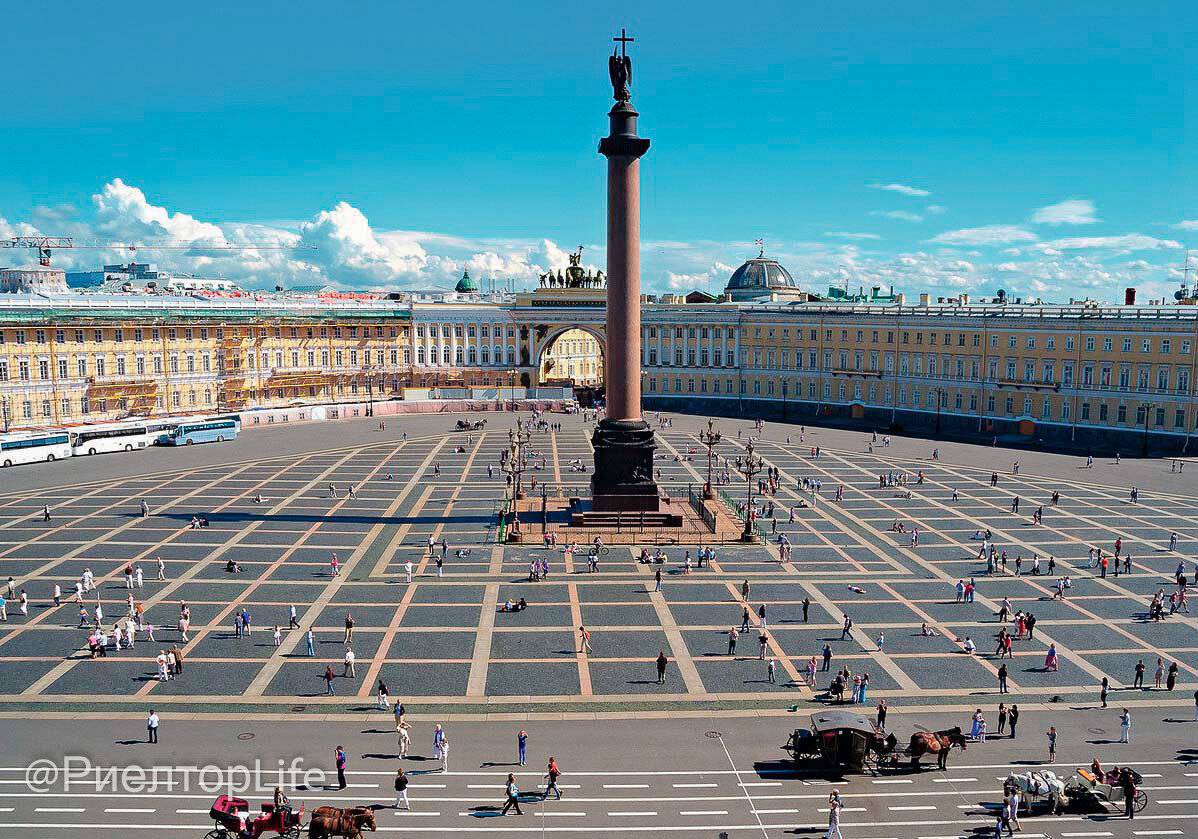  Александровская колонна. Общий вид со стороны Невы