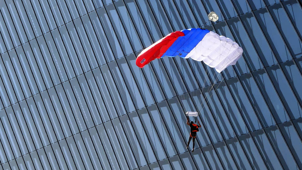    Мастер спорта России по фитнесу Сергей Бойцов совершает прыжок с «Лахта Центра» в честь Дня России, 2023 год Алексей Смагин/Коммерсантъ