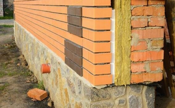 Классическая каменная стена с внутренним утеплением, причем двойным, наверное, для подстраховки 