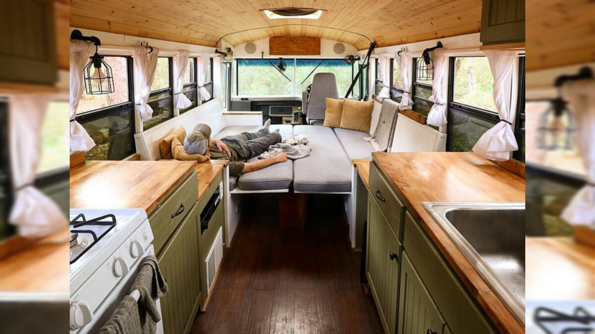 Примерно так выглядит изнутри типичный дом на колесах. Источник фото carsweek.ru