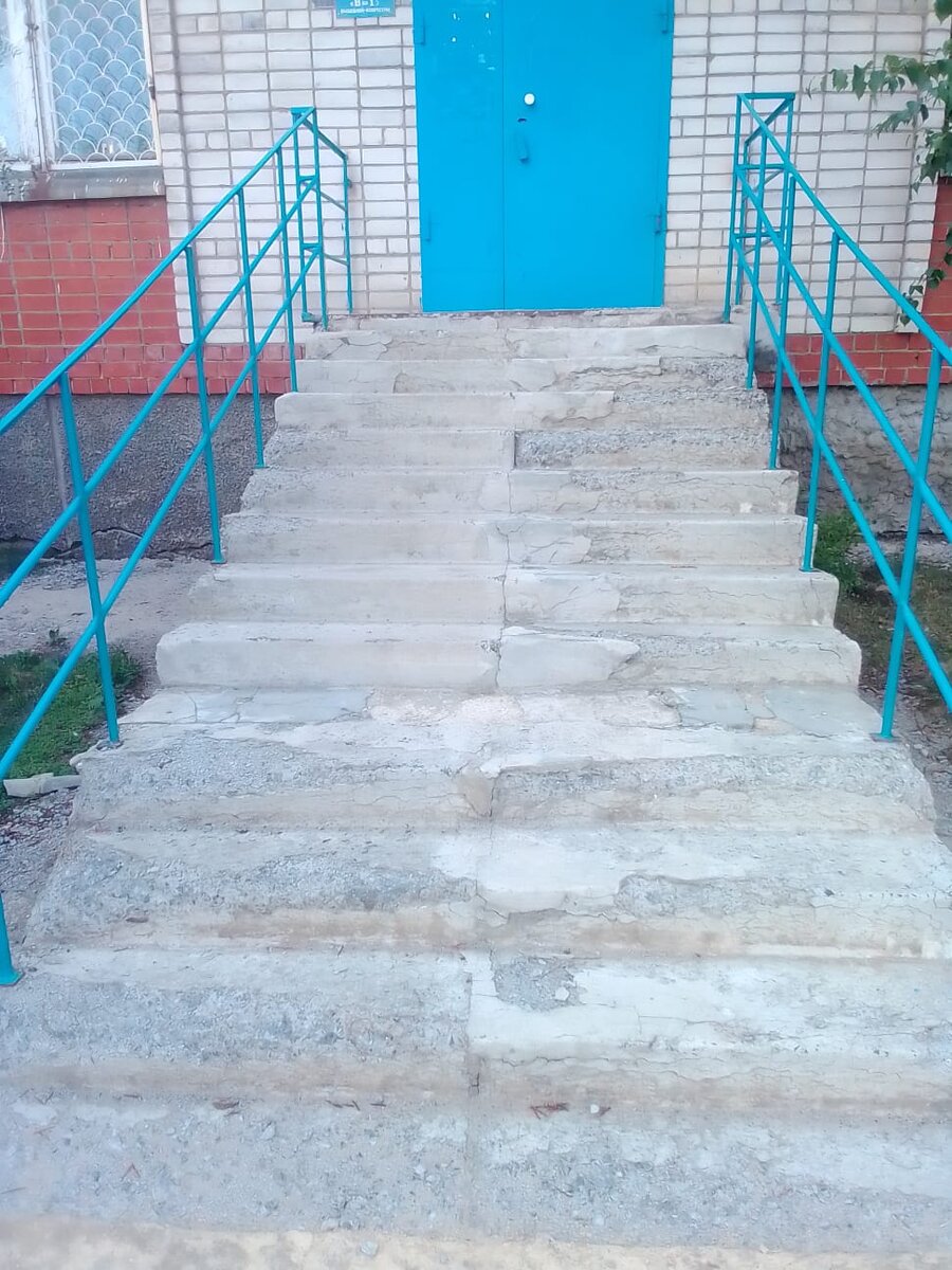 Специально я ничего не фотографировала по работе.  Делала фото до  реставрации крыльца , так сказать, для отчётности. 