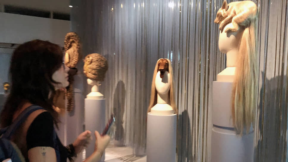 Фото: Алексей Тарханов / Коммерсантъ📷«Звери» Жан-Батиста Сантенса соединяют в себе обе темы выставки — и волосы, и шерсть