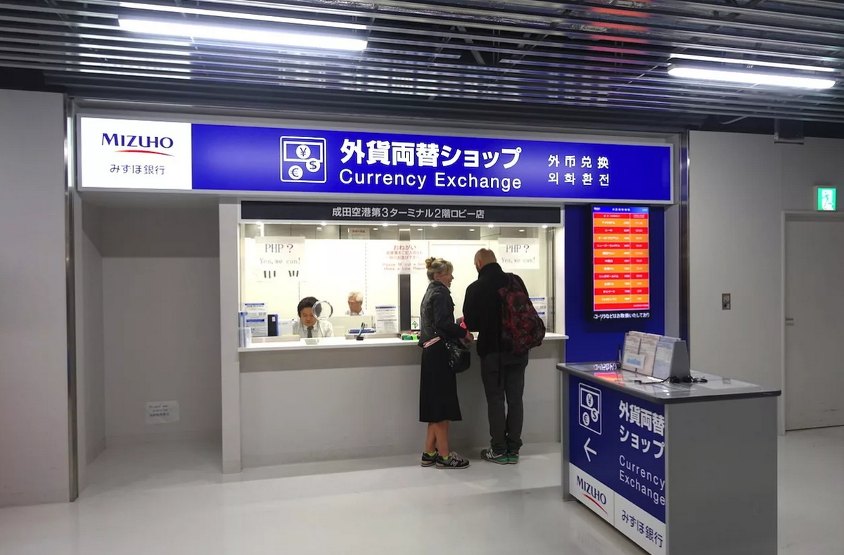 Tt currency exchange. Обмен валюты в аэропорту. Аэропорт Exchange. Currency Exchange in Airport. Аэропорт деньги снек.