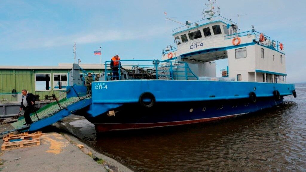     Во время рейса из Дудинки в Носок теплоход не смог причалить к берегу. Пассажирам предложили добираться до берега на своих лодках, но не у всех они были.