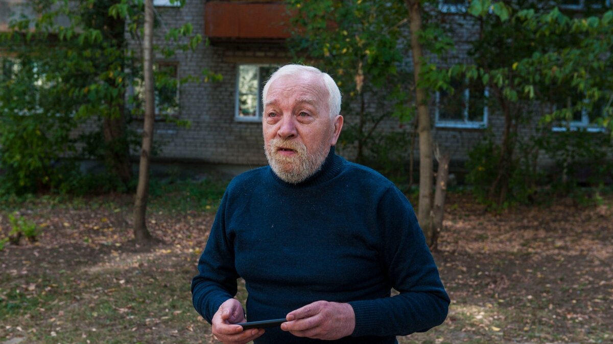     Теперь преступники не только отнимают деньги и заставляют поджигать военкоматы, но и лишают граждан единственного жилья. Пострадавший и его родственники считают, что полиция бездействует.